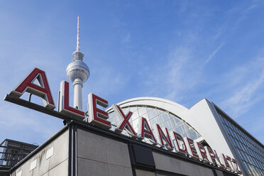 Deutschland, Berlin, Alexanderplatz, Bahnhof mit Fernsehturm im Hintergrund - GWF05725