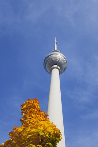 Deutschland, Berlin, Fernsehturm im Herbst, lizenzfreies Stockfoto