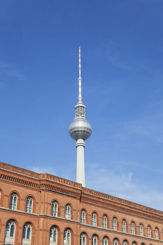 Deutschland, Berlin, Ansicht des Fernsehturms und des Roten Rathauses im Vordergrund, lizenzfreies Stockfoto