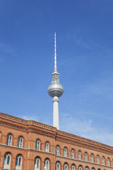 Deutschland, Berlin, Ansicht des Fernsehturms und des Roten Rathauses im Vordergrund - GWF05727