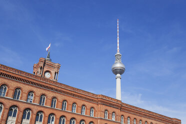 Deutschland, Berlin, Ansicht des Fernsehturms und des Roten Rathauses im Vordergrund - GWF05729
