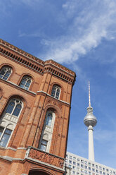 Deutschland, Berlin, Teil der Fassade des Roten Rathauses mit Fernsehturm und Wohnturm im Hintergrund - GWF05730