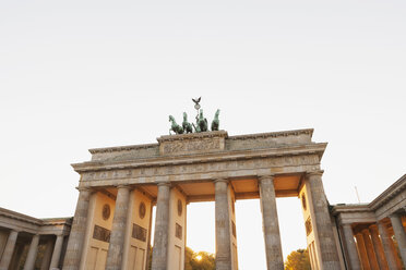 Deutschland, Berlin, Brandenburger Tor im Herbst bei Sonnenuntergang - GWF05731