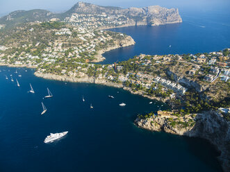 Spanien, Balearen, Mallorca, Luftaufnahme von Port d'Andratx, Steilküste - AMF06546