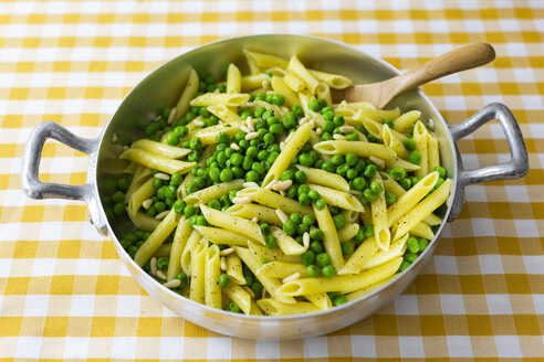 Penne mit Erbsen und Pinienkernen im Topf - GIOF05274