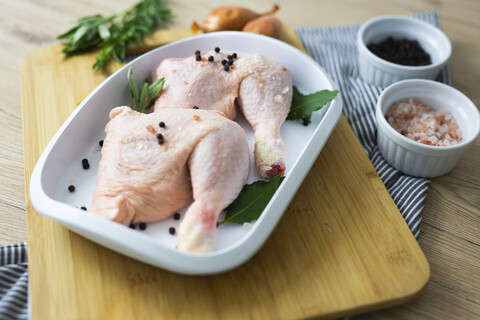 Rohes Hühnerfleisch in Auflaufform, lizenzfreies Stockfoto