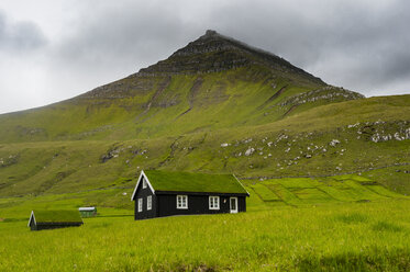 Dänemark, Färöer Inseln, Estuyroy, Einsames Haus mit Grasdach in Gjogv - RUNF00542
