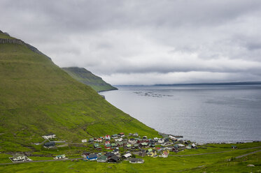 Dänemark, Färöer Inseln, Estuyroy, Kleines Dorf Funningur - RUNF00543