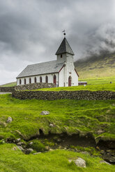 Dänemark, Färöer Inseln, Vidareidi Kirche in Vidoy - RUNF00548