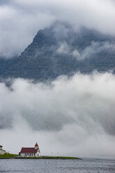 Dänemark, Färöer Inseln, Vidoy, Kleine Kirche im Nebel - RUNF00554