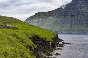 Denmark, Faroe islands, Bordoy, Waterfall into the ocean - RUNF00555