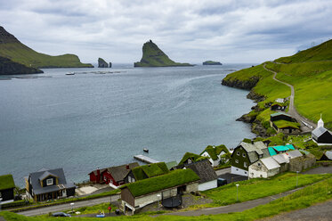 Dänemark, Färöer Inseln, Vagar, Bour Dorf mit vielen Grasdächern - RUNF00560