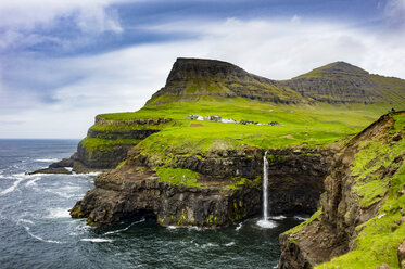 Dänemark, Färöer Inseln, Vagar, Gasadalur Wasserfall - RUNF00561