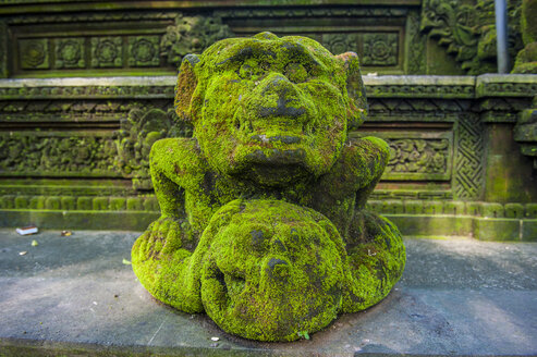 Indonesien, Bali, Ubud Affenwald, Überwachsene Statue - RUNF00569