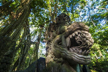 Indonesien, Bali, Ubud Affenwald, Steinstatue eines Drachens - RUNF00571