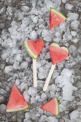 Wassermelonenherz-Eislutscher auf gecrashtem Eis - GWF05742