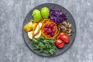 Grünkohl-Avocado-Salat mit Rotkohl, Tomate, gebratenem Champignon, Karotte, Apfel und Himbeere - SARF04033