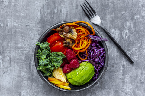 Grünkohl-Avocado-Salat mit Rotkohl, Tomate, gebratenem Champignon, Karotte, Apfel und Himbeere, lizenzfreies Stockfoto