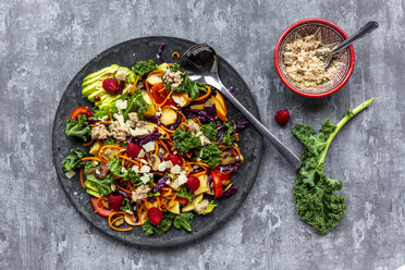 Grünkohl-Avocado-Salat mit Rotkohl, Tomate, gebratenem Champignon, Karotte, Apfel und Himbeere - SARF04038