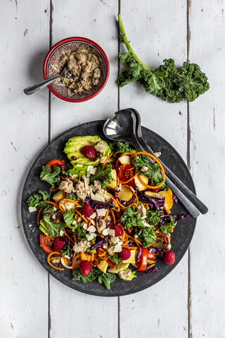 Grünkohl-Avocado-Salat mit Rotkohl, Tomate, gebratenem Champignon, Karotte, Apfel und Himbeere, lizenzfreies Stockfoto