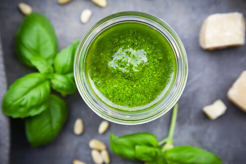 Glass of homemade pesto Genovese, close-up - LVF07618