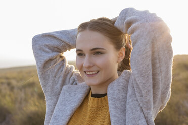 Portrait of smiling young woman at sunset - GRSF00038