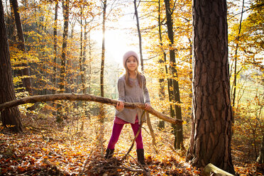 Junges Mädchen hält Zweig im Herbstwald - LVF07633
