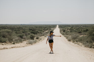 Namibia, Frau, die auf der Straße zur Spitzkoppe trampt - LHPF00338