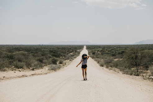 Namibia, Frau zu Fuß auf der Straße zur Spitzkoppe - LHPF00339