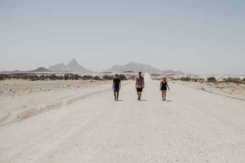 Namibia, Freunde wandern auf der Straße zur Spitzkoppe - LHPF00340