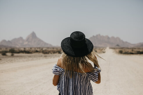 Namibia, Frau mit Hut auf der Straße zur Spitzkoppe - LHPF00342