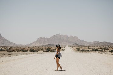 Namibia, glückliche Frau auf dem Weg zur Spitzkoppe - LHPF00344