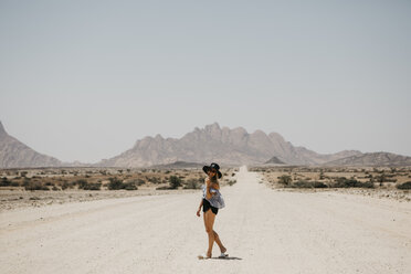 Namibia, happy woman on the road to Spitzkoppe - LHPF00344