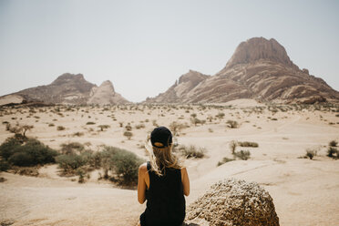 Namibia, Spitzkoppe, Rückansicht einer Frau mit Blick auf die Aussicht - LHPF00346