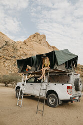 Namibia, Frau beim Zelten in der Nähe der Spitzkoppe - LHPF00352