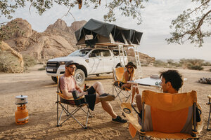 Namibia, Freunde zelten in der Nähe der Spitzkoppe - LHPF00357