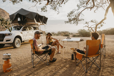Namibia, Freunde zelten in der Nähe der Spitzkoppe - LHPF00358
