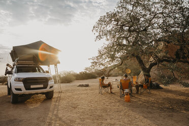 Namibia, Freunde zelten in der Nähe der Spitzkoppe - LHPF00359