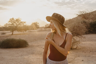 Namibia, Spitzkoppe, Frau mit Hut bei Sonnenuntergang - LHPF00364