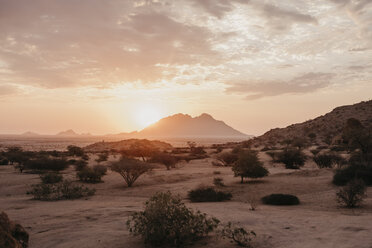 Namibia, Spitzkoppe, Wüstenlandschaft bei Sonnenuntergang - LHPF00377