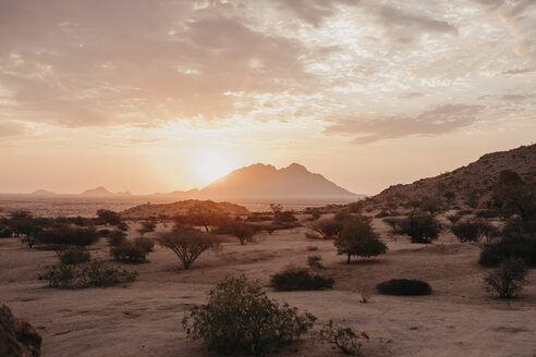 Namibia, Spitzkoppe, Wüstenlandschaft bei Sonnenuntergang - LHPF00377
