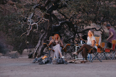 Namibia, Freunde sitzen am Lagerfeuer und spielen Gitarre - LHPF00382