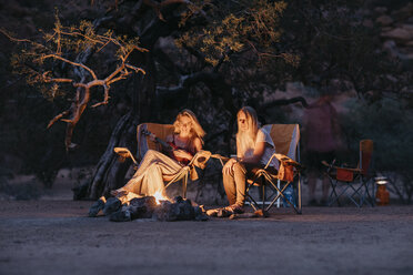 Namibia, Freunde sitzen am Lagerfeuer und spielen Gitarre - LHPF00383