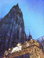 Deutschland, Köln, Kölner Dom und Weihnachtsmarkt auf dem Roncalliplatz - GWF05754