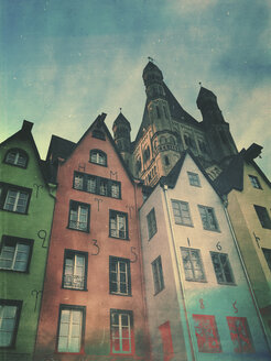 Deutschland, Köln, historisches Stadtzentrum, historische Häuser am Fischmarkt und Kirche Groß St. Martin - GWF05755