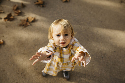 Little girl asking to climb into the arms of her parents - JRFF02261