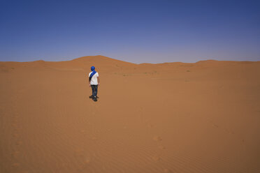 Marokko, Rückenansicht eines Mannes auf einer Wüstendüne - EPF00513