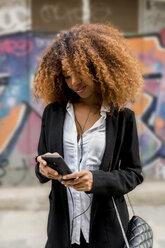 Junge Frau mit Smartphone - MAUF02138