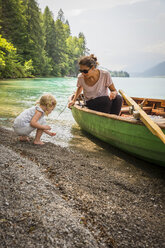 Austria, Carinthia, Weissensee, mother in rowing boat with daughter at the lakeside - AIF00565