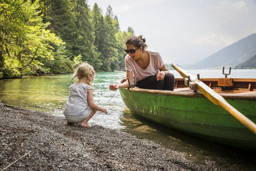 Österreich, Kärnten, Weissensee, Mutter im Ruderboot mit Tochter am Seeufer - AIF00566